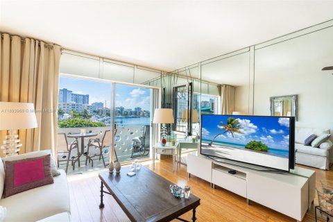 Condominio en venta en Hallandale Beach, Florida, 1 dormitorio, 65.03 m2 № 1947115 - foto 5
