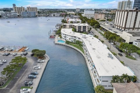 Condominio en venta en Hallandale Beach, Florida, 1 dormitorio, 65.03 m2 № 1947115 - foto 22