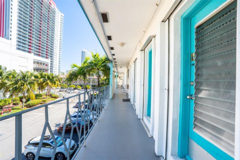 Condominio en venta en Hallandale Beach, Florida, 1 dormitorio, 65.03 m2 № 1947115 - foto 4