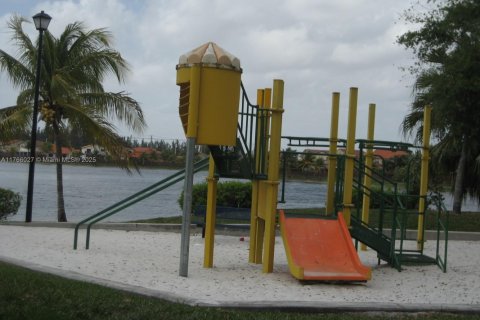 House in Miami, Florida 4 bedrooms, 214.05 sq.m. № 1579503 - photo 24