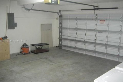 House in Miami, Florida 4 bedrooms, 214.05 sq.m. № 1579503 - photo 8