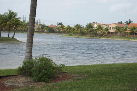 House in Miami, Florida 4 bedrooms, 214.05 sq.m. № 1579503 - photo 17