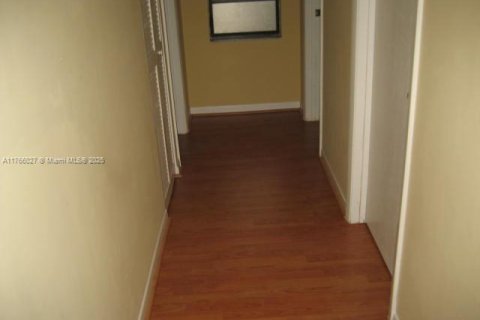 House in Miami, Florida 4 bedrooms, 214.05 sq.m. № 1579503 - photo 19