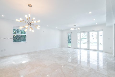 Купить виллу или дом в Корал-Гейблс, Флорида 4 спальни, 275.73м2, № 2154355 - фото 9