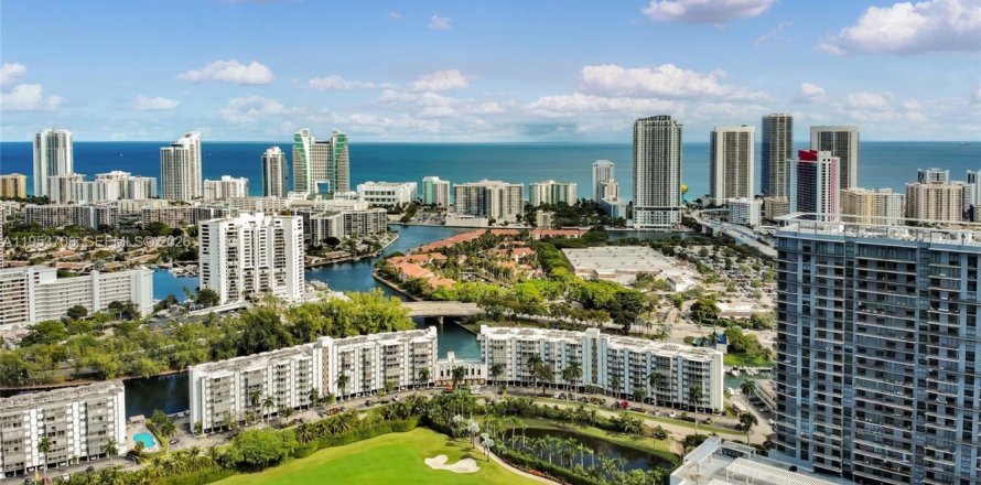 Condo à Hallandale Beach, Floride, 2 chambres  № 2153281