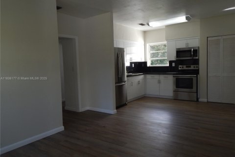 House in Miami, Florida 4 bedrooms, 138.05 sq.m. № 1819912 - photo 4