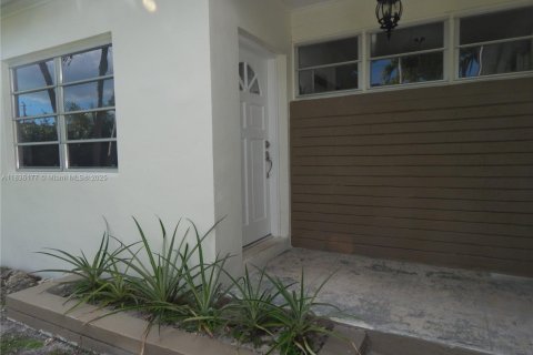 House in Miami, Florida 4 bedrooms, 138.05 sq.m. № 1819912 - photo 2