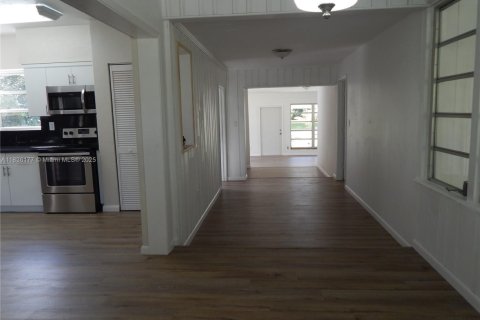 House in Miami, Florida 4 bedrooms, 138.05 sq.m. № 1819912 - photo 3