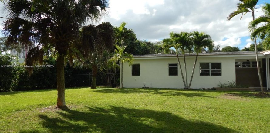 House in Miami, Florida 4 bedrooms, 138.05 sq.m. № 1819912