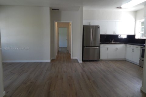 House in Miami, Florida 4 bedrooms, 138.05 sq.m. № 1819912 - photo 13