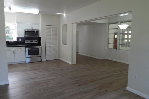 House in Miami, Florida 4 bedrooms, 138.05 sq.m. № 1819912 - photo 14