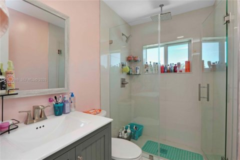 Villa ou maison à vendre à Miami, Floride: 5 chambres, 195.28 m2 № 2004856 - photo 24