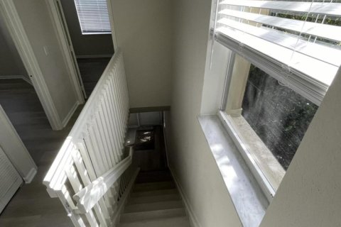 Снять в аренду таунхаус в Уэст-Палм-Бич, Флорида 3 спальни, 129.04м2, № 1104619 - фото 1