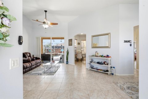 House in Port St. Lucie, Florida 4 bedrooms, 224.17 sq.m. № 2191055 - photo 13