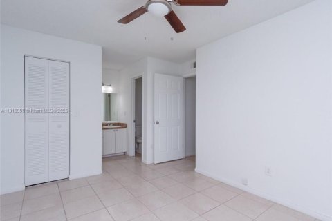 Condo in Pompano Beach, Florida, 2 bedrooms  № 1962880 - photo 12