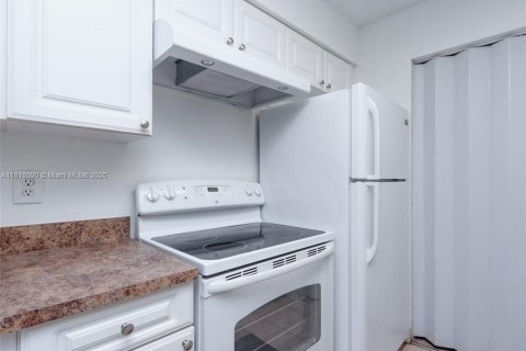 Condo in Pompano Beach, Florida, 2 bedrooms  № 1962880 - photo 3