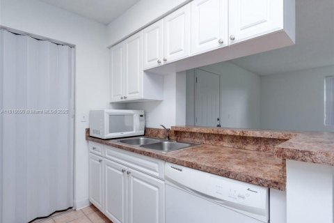 Condo in Pompano Beach, Florida, 2 bedrooms  № 1962880 - photo 7