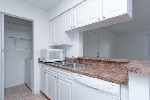 Condo in Pompano Beach, Florida, 2 bedrooms  № 1962880 - photo 6