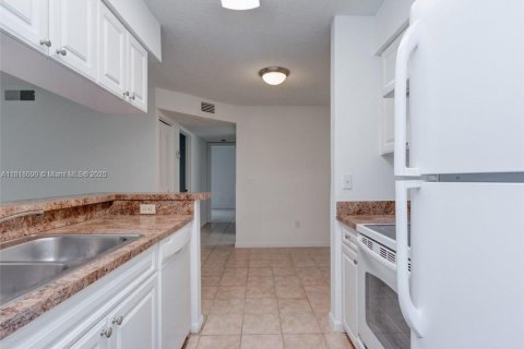Condo in Pompano Beach, Florida, 2 bedrooms  № 1962880 - photo 4