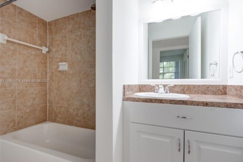 Condo in Pompano Beach, Florida, 2 bedrooms  № 1962880 - photo 9