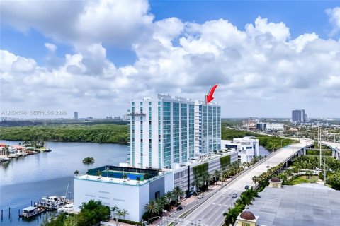 Condo in Sunny Isles Beach, Florida, 2 bedrooms  № 2085939 - photo 2