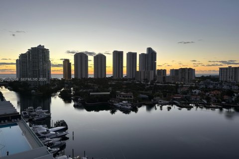 Condo in Sunny Isles Beach, Florida, 2 bedrooms  № 2085939 - photo 9