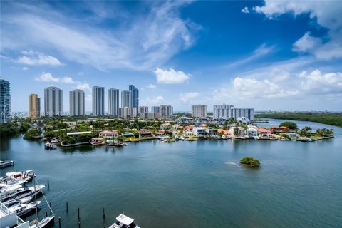 Condo in Sunny Isles Beach, Florida, 2 bedrooms  № 2085939 - photo 11