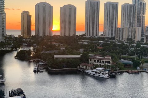 Condo in Sunny Isles Beach, Florida, 2 bedrooms  № 2085939 - photo 7