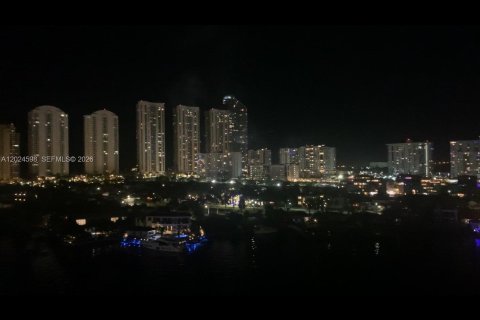 Condo in Sunny Isles Beach, Florida, 2 bedrooms  № 2085939 - photo 10