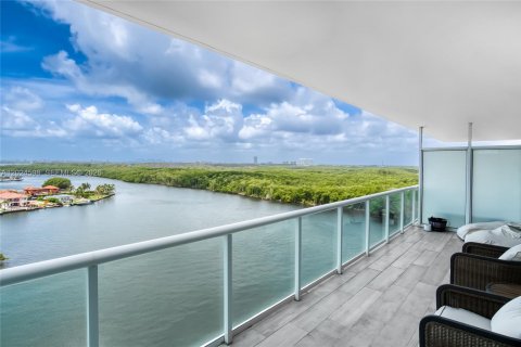 Condo in Sunny Isles Beach, Florida, 2 bedrooms  № 2085939 - photo 14