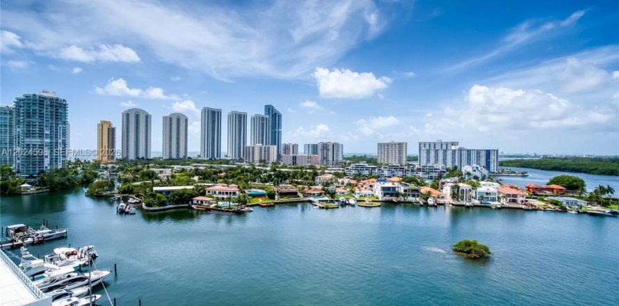 Condo in Sunny Isles Beach, Florida, 2 bedrooms  № 2085939