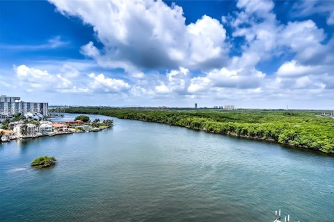 Condo in Sunny Isles Beach, Florida, 2 bedrooms  № 2085939 - photo 17