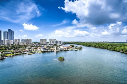 Condo in Sunny Isles Beach, Florida, 2 bedrooms  № 2085939 - photo 16