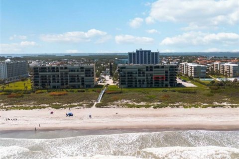 Condo in Cocoa Beach, Florida, 2 bedrooms  № 1720702 - photo 1