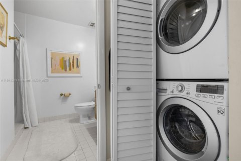 Condo in Miami, Florida, 2 bedrooms № 1936237 - photo 15