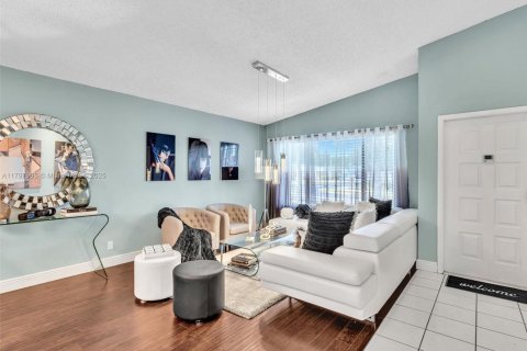 House in Sunrise, Florida 3 bedrooms, 131.09 sq.m. № 1682485 - photo 6