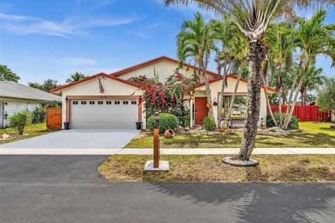 House in Sunrise, Florida 3 bedrooms, 131.09 sq.m. № 1682485 - photo 1