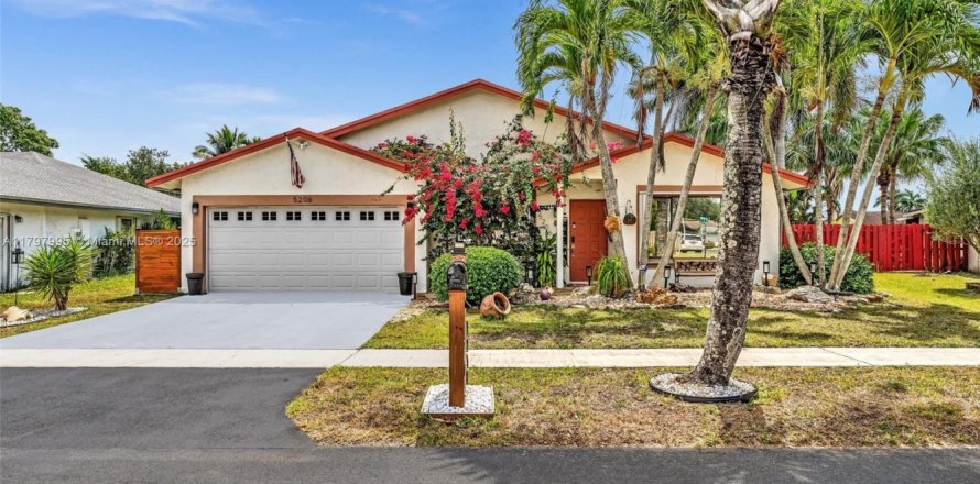 House in Sunrise, Florida 3 bedrooms, 131.09 sq.m. № 1682485