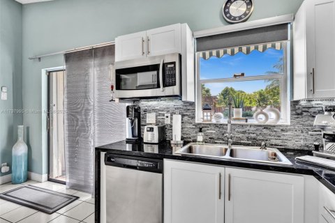 House in Sunrise, Florida 3 bedrooms, 131.09 sq.m. № 1682485 - photo 15