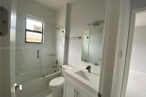 House in Cape Coral, Florida 4 bedrooms № 2032594 - photo 12