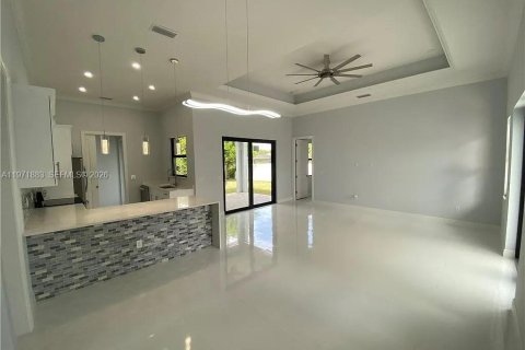 House in Cape Coral, Florida 4 bedrooms № 2032594 - photo 8