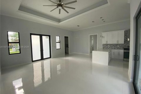 House in Cape Coral, Florida 4 bedrooms № 2032594 - photo 7