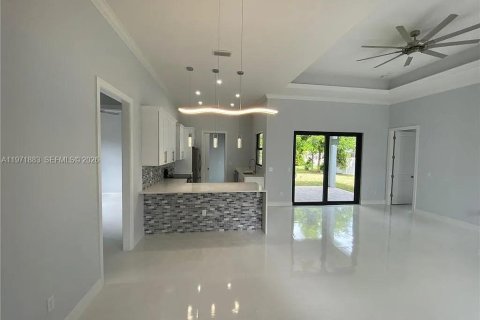 House in Cape Coral, Florida 4 bedrooms № 2032594 - photo 9