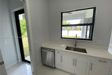 House in Cape Coral, Florida 4 bedrooms № 2032594 - photo 3