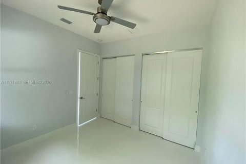 House in Cape Coral, Florida 4 bedrooms № 2032594 - photo 2