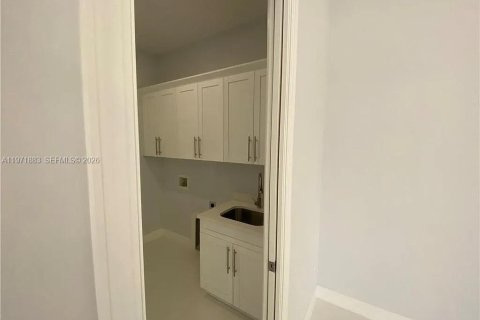 House in Cape Coral, Florida 4 bedrooms № 2032594 - photo 16