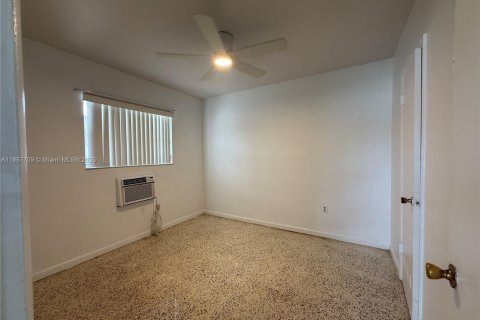 Casa en alquiler en Hialeah, Florida, 2 dormitorios № 1882088 - foto 11
