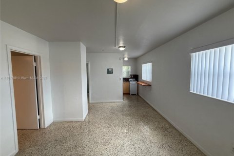 Casa en alquiler en Hialeah, Florida, 2 dormitorios № 1882088 - foto 7