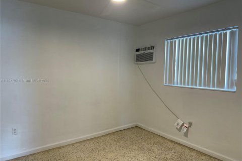 Casa en alquiler en Hialeah, Florida, 2 dormitorios № 1882088 - foto 13