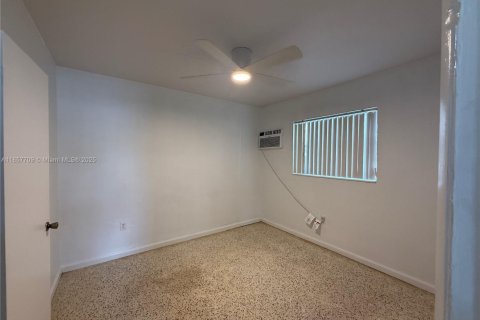 Casa en alquiler en Hialeah, Florida, 2 dormitorios № 1882088 - foto 12